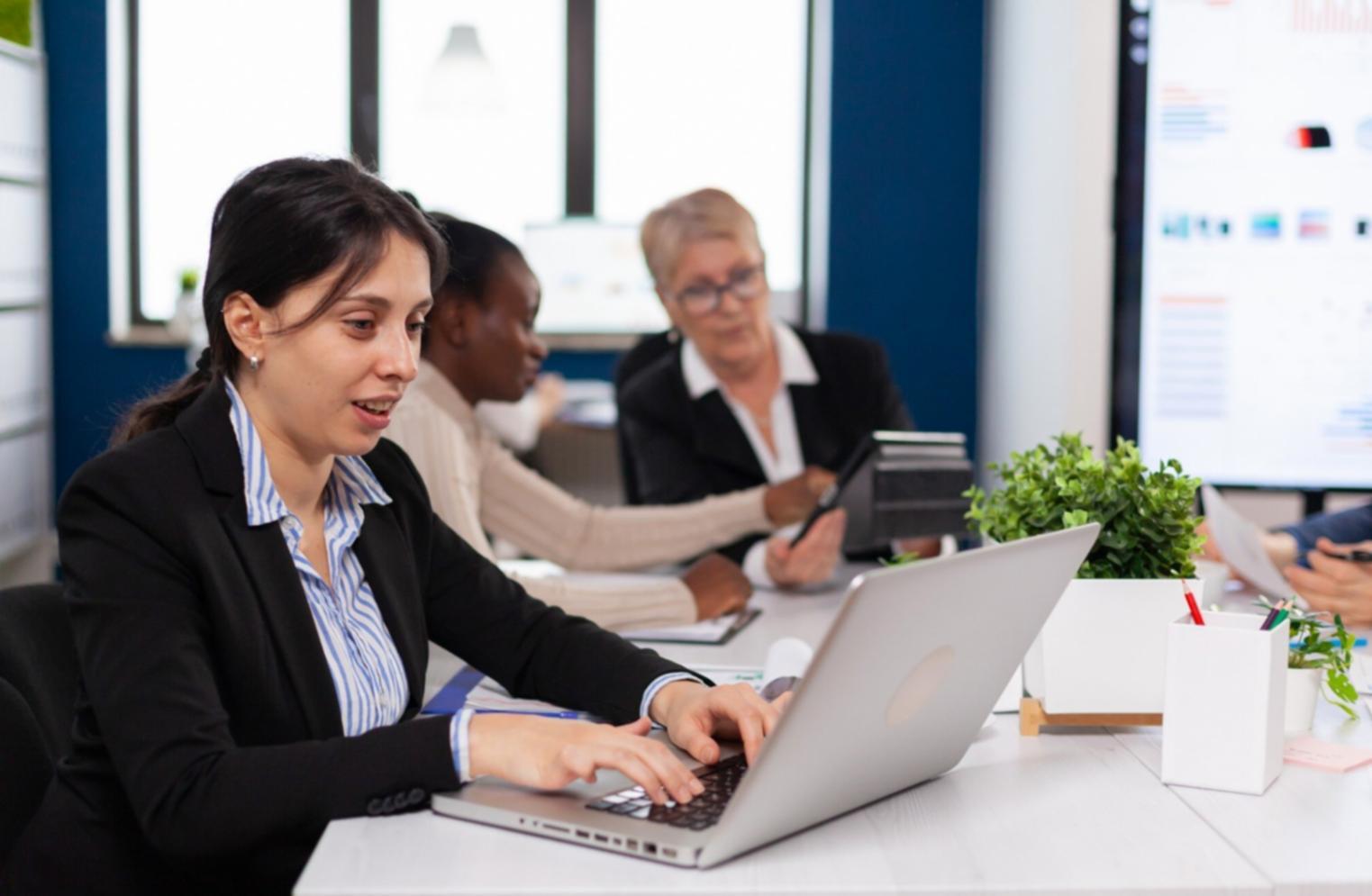 Modern financial education classroom with collaborative learning environment and practical tools